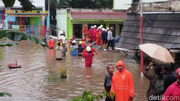 Tembok MTsN 19 di Cilandak Roboh Diterjang Banjir, 3 Orang Meningga