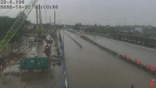 Banjir Lagi, Tol BSD Tak Bisa Dilewati!