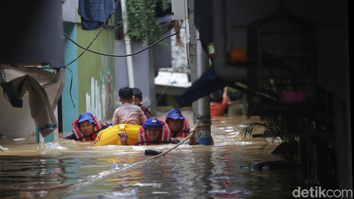 17 RT di Cawang Masih Kebanjiran Siang Ini, 235 Warga Mengungsi 