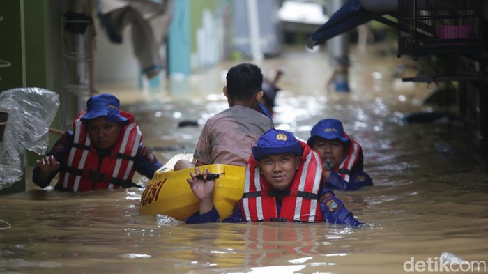 17 RT di Cawang Masih Kebanjiran Siang Ini, 235 Warga Mengungsi