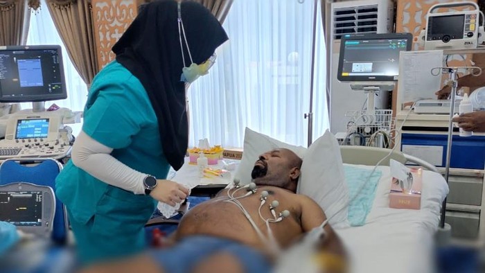 Potret Terbaru Tersangka KPK Lukas Enembe Saat Diperiksa Dokter Singapura