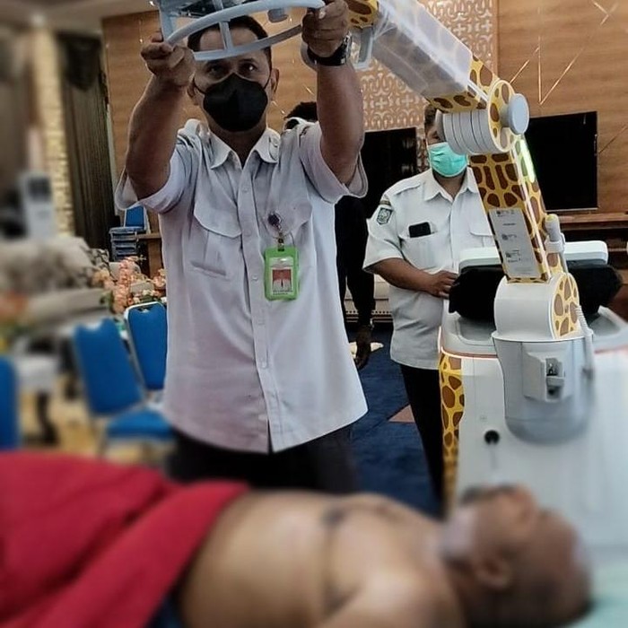 Potret Terbaru Tersangka KPK Lukas Enembe Saat Diperiksa Dokter Singapura