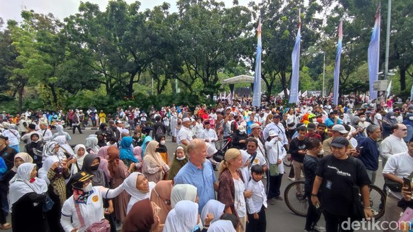 Warga Tumpah Ruah Depan Balai Kota DKI Sambut Anies, Ada Bule Juga