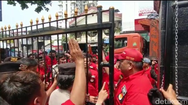 tegang-ormas-pemuda-batak-bersatu-paksa-masuk-pn-jaksel-untuk-pantau-sidang-sambo