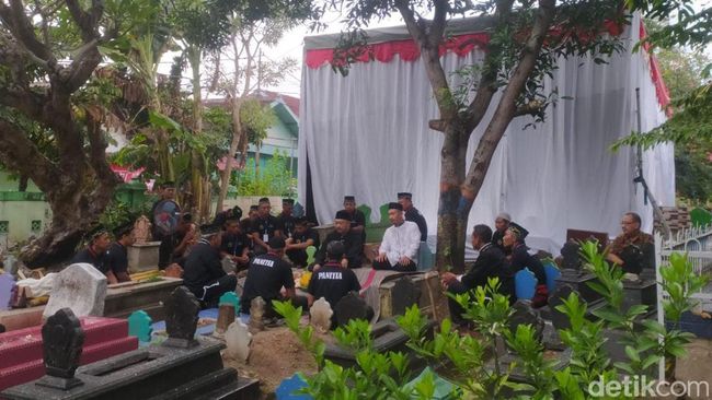 1.050 Polisi-TNI Kawal Pemindahan Makam Guru Besar Silat Kera Sakti