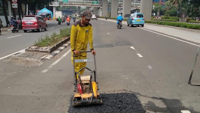 Pemprov DKI Perbaiki Jalan yang Berlubang di Rasuna Said Jaksel