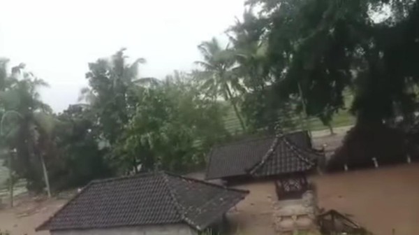 Pura Bersejarah juga Jadi Korban Banjir Bandang Bali
