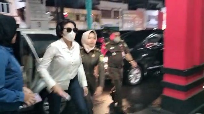 Perjalanan Kasus Nikita Mirzani vs Dito Mahendra: Melawan-Ditahan Kejaksaan