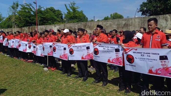 PDIP Solo Ramai-ramai Bentangkan Poster Ganjar Berpeci, Ada Apa?