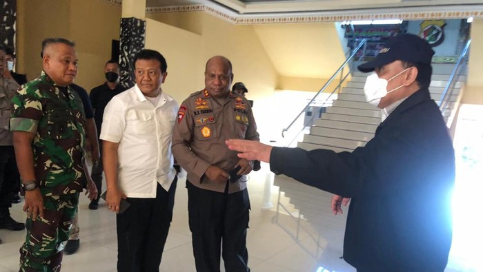 Ketua KPK Firli Bahuri Jabat Erat Tangan Lukas Enembe di Rumahnya