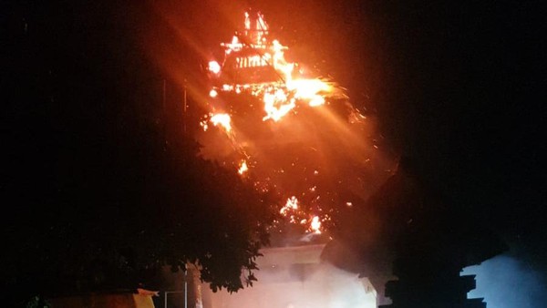 Viral Wanita Selamat dari Petir saat Kebakaran Pura Uluwatu