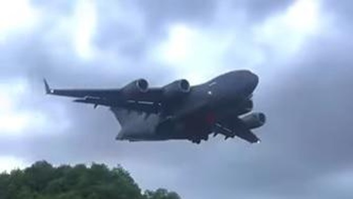 Gede Banget! Ini Boeing C-17 Globemaster Tentara AS yang Melintas di Langit Bali