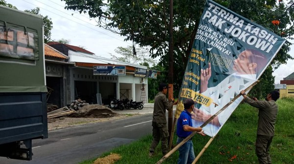 Satpol PP Copot Baliho 'Terima Kasih Pak Jokowi' di Klaten: Tak Ada Izin !