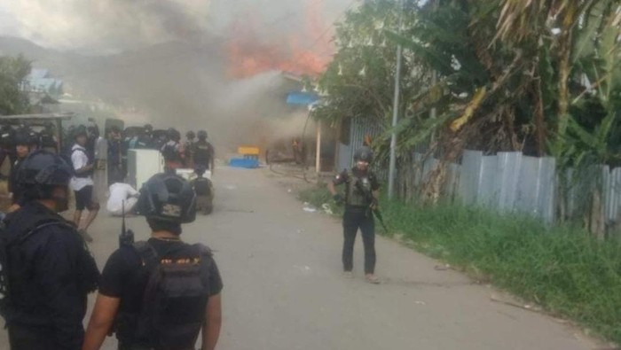 Anak Kecil Tewas Ditabrak Truk, Warga Dogiyai Ngamuk Bakar Rumah-Bacok Sopir