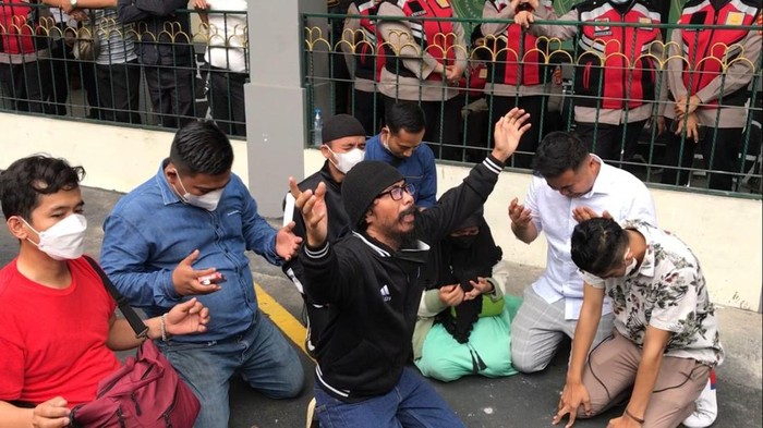 Tangisan 'Langit dan Bumi' Korban Binomo Usai Aset Indra Kenz Dirampas Negara