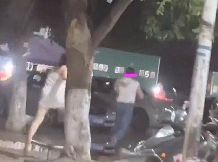 Viral Wanita Kejar Suami Hanya Pakai Handuk, Begini Fakta di Baliknya