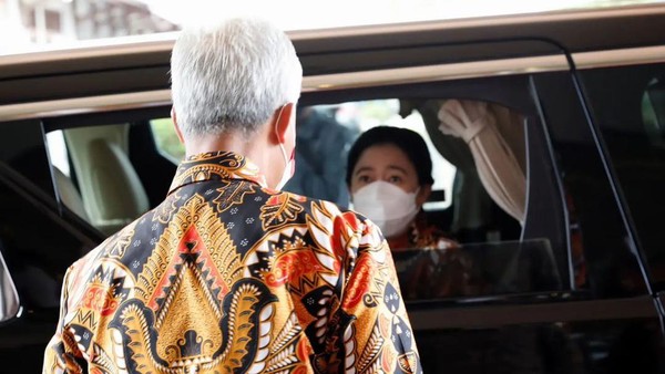 Saat Ganjar Sambut Langsung Puan Maharani di Jateng