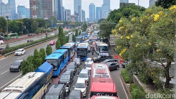 Bus Relawan Jokowi Parkir di Sudirman, Lalin di Sekitar GBK Macet Parah!