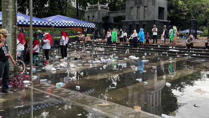 Total 31 Ton Sampah Berserakan di GBK Usai Acara Jokowi