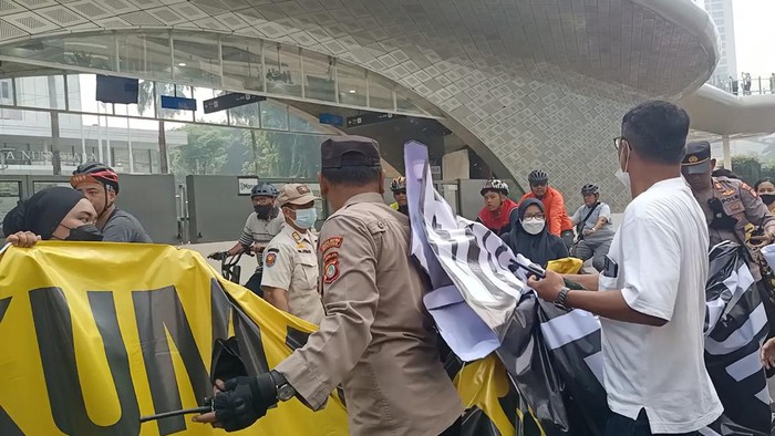 Panas! Polisi Bubarkan Massa Tolak RKUHP di CFD Kawasan Bundaran HI