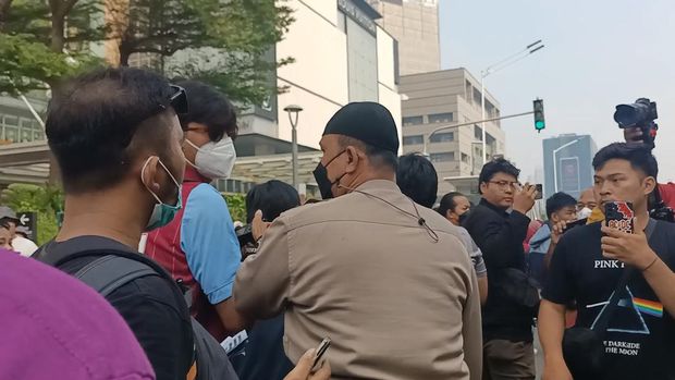 Panas! Polisi Bubarkan Massa Tolak RKUHP di CFD Kawasan Bundaran HI