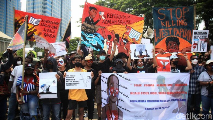 Atribut Papua Merdeka Mejeng Saat Demo Mahasiswa di Patung Kuda