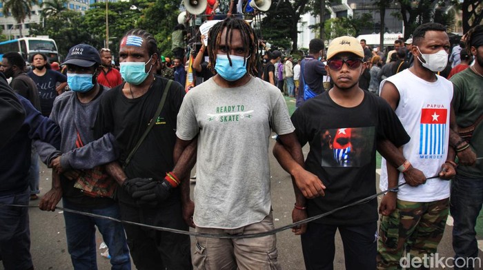 Atribut Papua Merdeka Mejeng Saat Demo Mahasiswa di Patung Kuda
