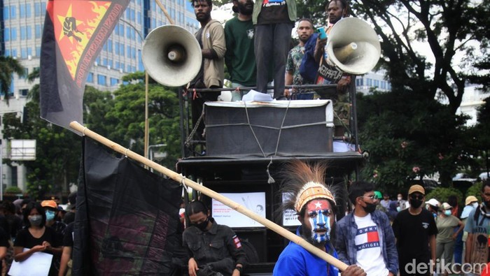 Atribut Papua Merdeka Mejeng Saat Demo Mahasiswa di Patung Kuda