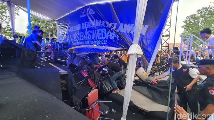 Brukk! Panggung Acara Anies Baswedan di Pekanbaru Ambruk