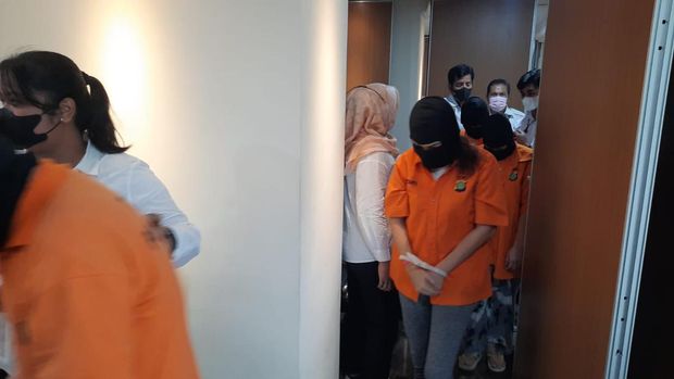 Penampakan 8 Tersangka Penganiayaan Sadis ART di Apartemen Jaksel