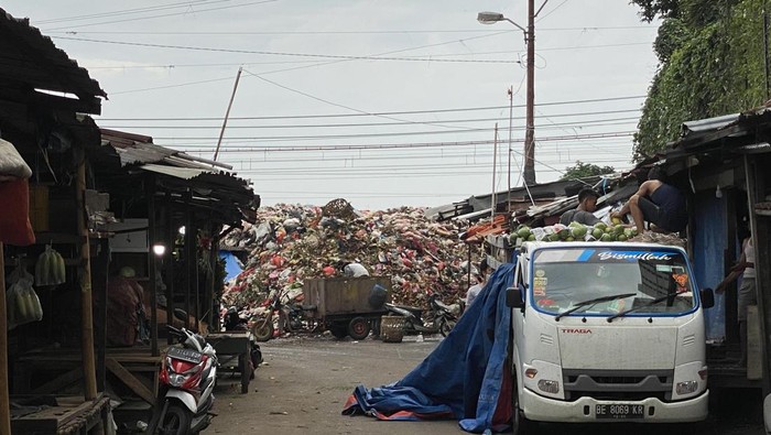 Gunungan Sampah di Pasar Kemiri Muka, DLHK Depok Turun Tangan