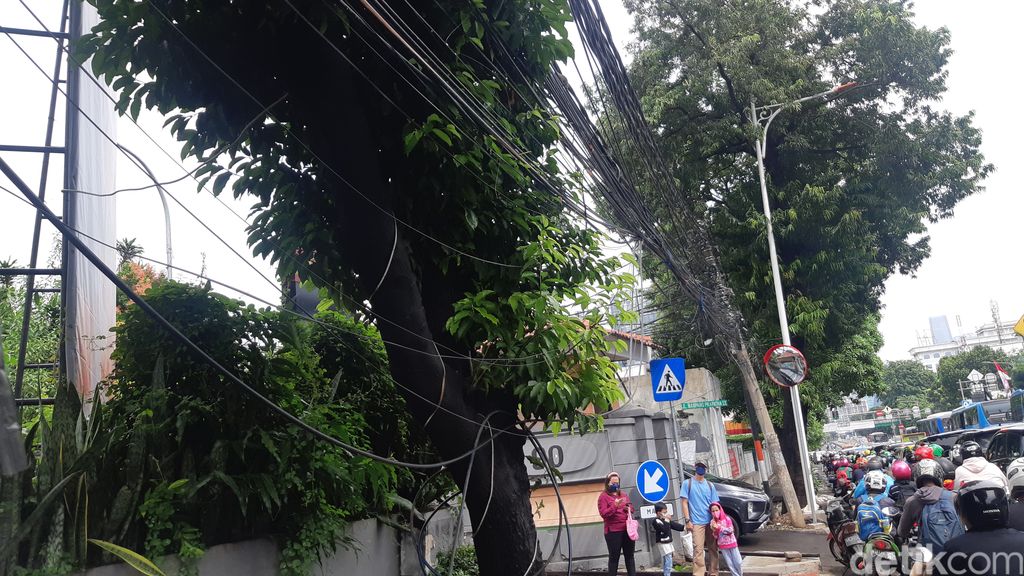 Akhir Tahun, Kabel Mampang Masih Semrawut Meski Sudah Dipotong Anies