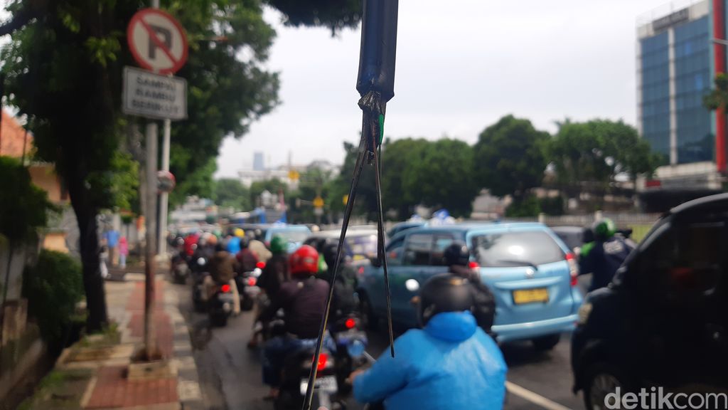 Akhir Tahun, Kabel Mampang Masih Semrawut Meski Sudah Dipotong Anies