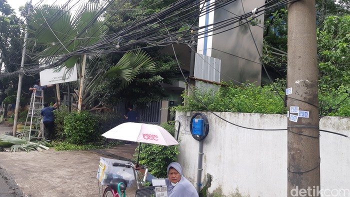 Akhir Tahun, Kabel Mampang Masih Semrawut Meski Sudah Dipotong Anies