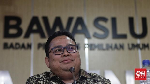 Bawaslu Soal Gibran Tempel Stiker Ganjar: Bukan Pelanggaran