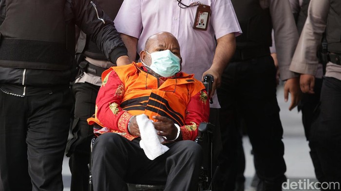 Istri Cerita Lukas Enembe Kesulitan Makan-Cuci Piring Sendiri di Rutan KPK