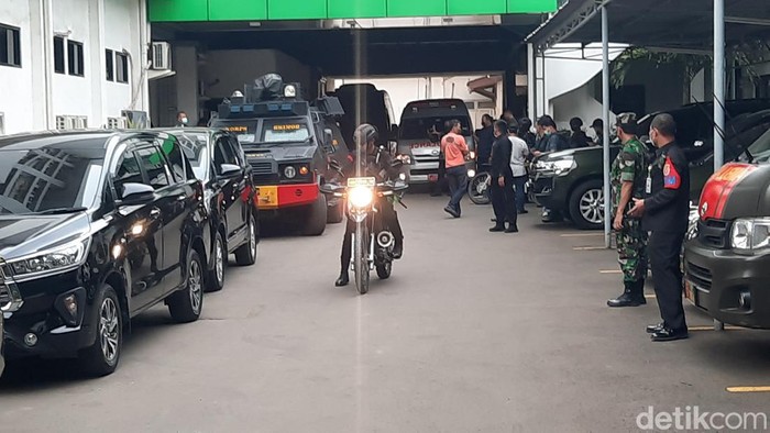 Lukas Enembe Tiba di KPK Sore Ini, Acungkan Jempol dengan Kondisi Tangan Terborgol