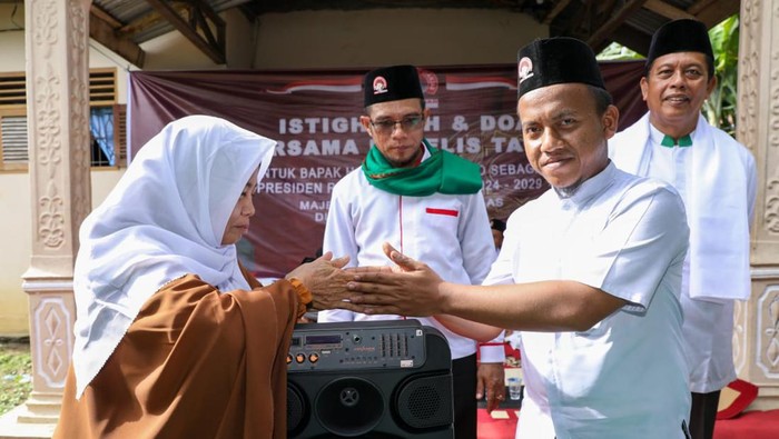 Relawan Ganjar Beri Pengeras Suara untuk Majelis Taklim di Sumut