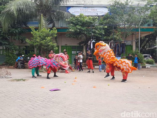 Mahirnya Santri Ponpes Sunan Drajat Main Barongsai