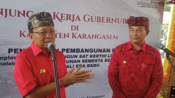 Koster Ajak Warga Bali Minum Arak Pagi Hari