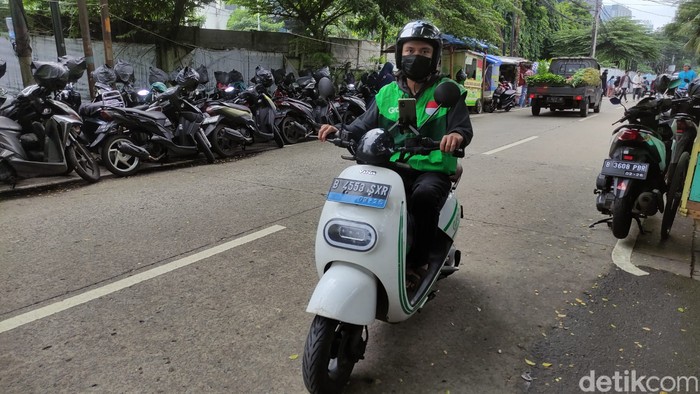 Cerita Ojol yang Pemasukannya Justru Turun Usai Pakai Motor Listrik
