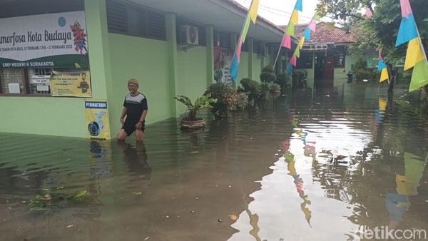 SMPN 6 Solo Terendam Banjir, Kepsek: Tertinggi Sejak 6 Tahun Lalu