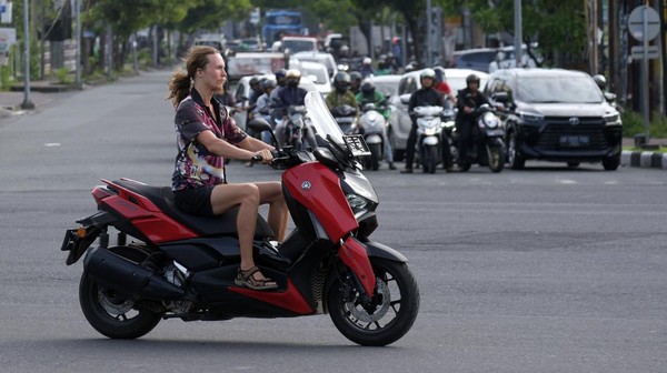 Pemprov Bali Pasang Baliho Imbauan Buat Bule: Dilarang Bekerja-Tertib Lalin