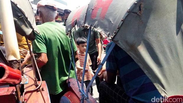 Ditemani Jan Ethes, Jokowi Bagi-bagi Uang dan Sembako di 3 Pasar di Solo