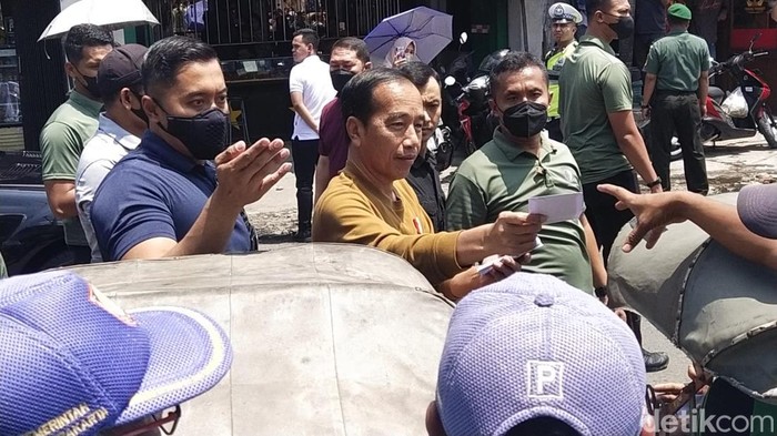 Ditemani Jan Ethes, Jokowi Bagi-bagi Uang dan Sembako di 3 Pasar di Solo
