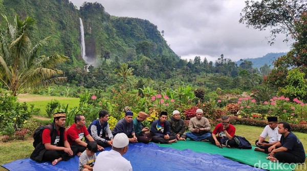 warga-resah-jalan-ke-rumah-surga-abah-jajang-tidak-lagi-gratis