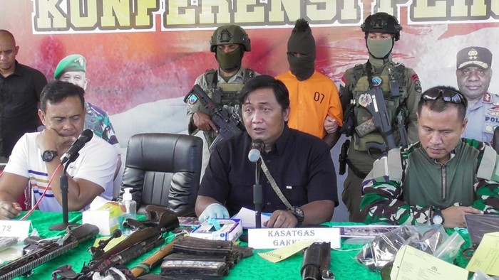 aparat-tangkap-anggota-kkb-di-nduga-senpi-hingga-2405-butir-amunisi-disita