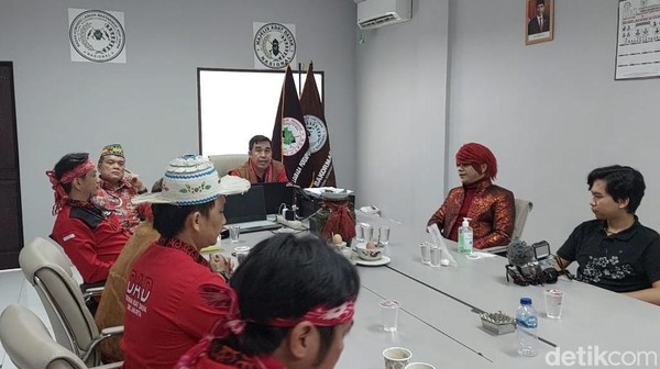 Picu Salah Paham saat Bicara soal Dukun, Pesulap Merah Disanksi Adat Dayak
