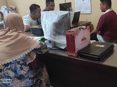 Diantar Ibu, Ini Momen Peneliti BRIN Andi Pangerang Diperiksa Polisi