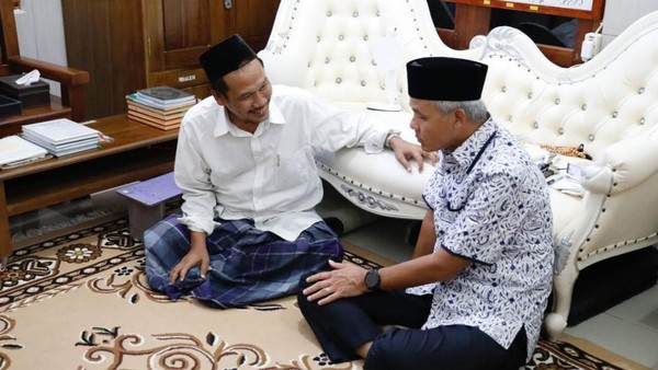 Ganjar Silaturahmi dengan Gus Baha, Ngobrol 2 Jam